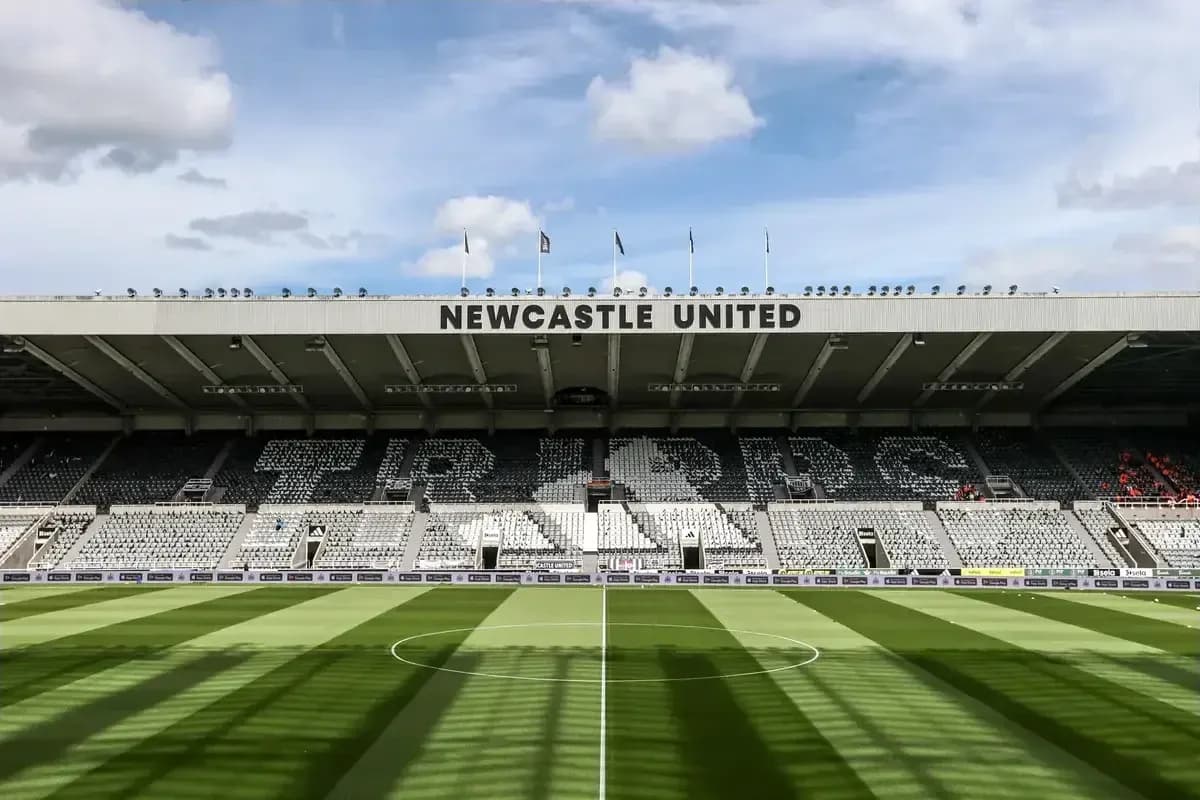 Estadio de Newcastle United con césped bien cuidado