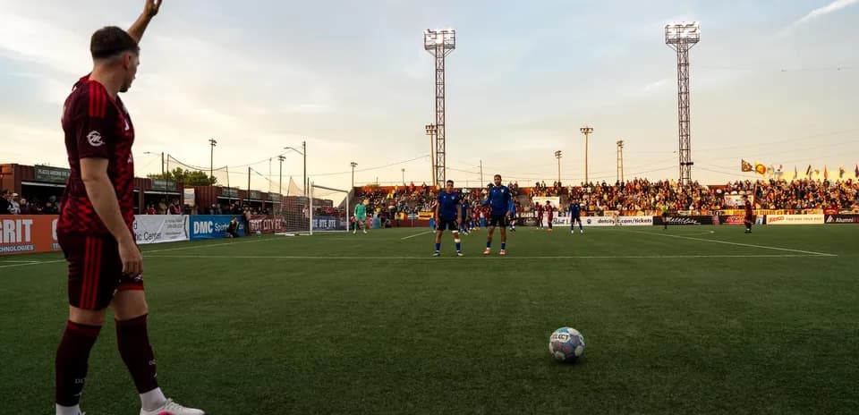 Jugador señalando una falta en el partido