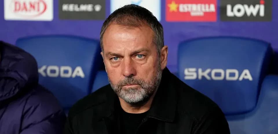 Entrenador sentado en el banquillo durante partido
