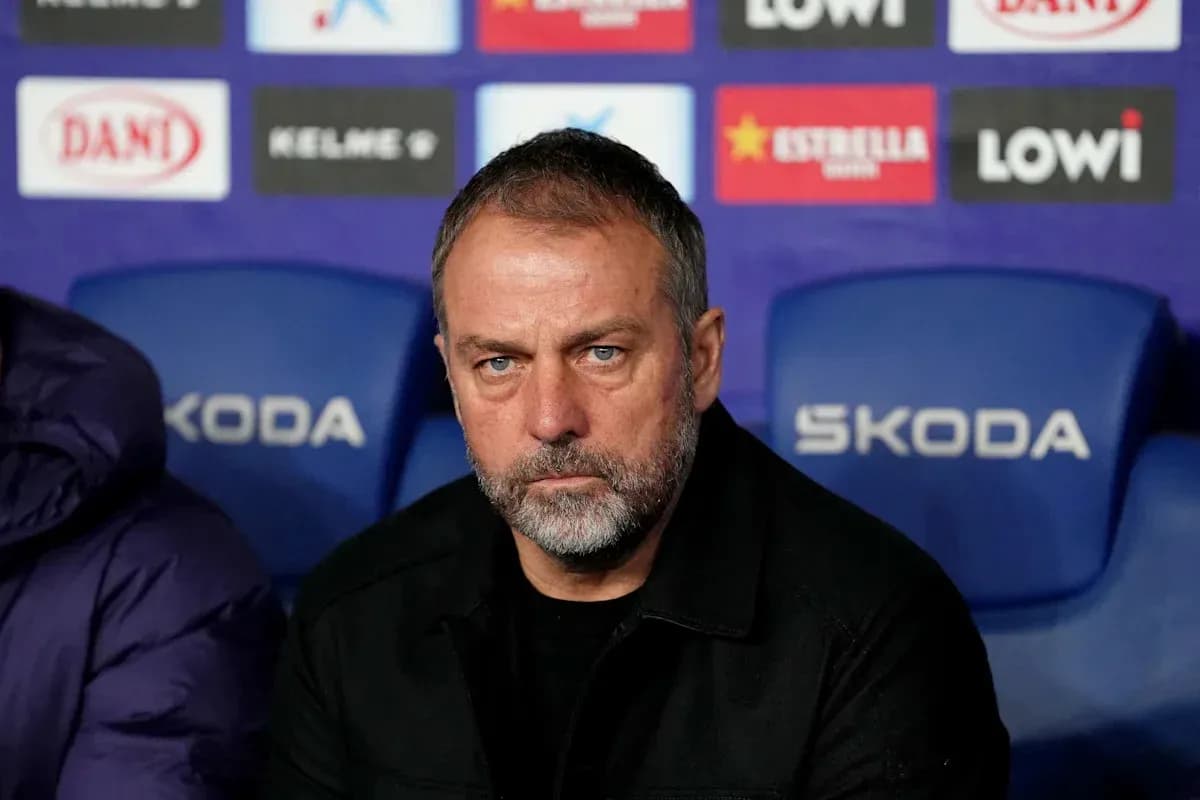 Entrenador sentado en el banquillo durante partido