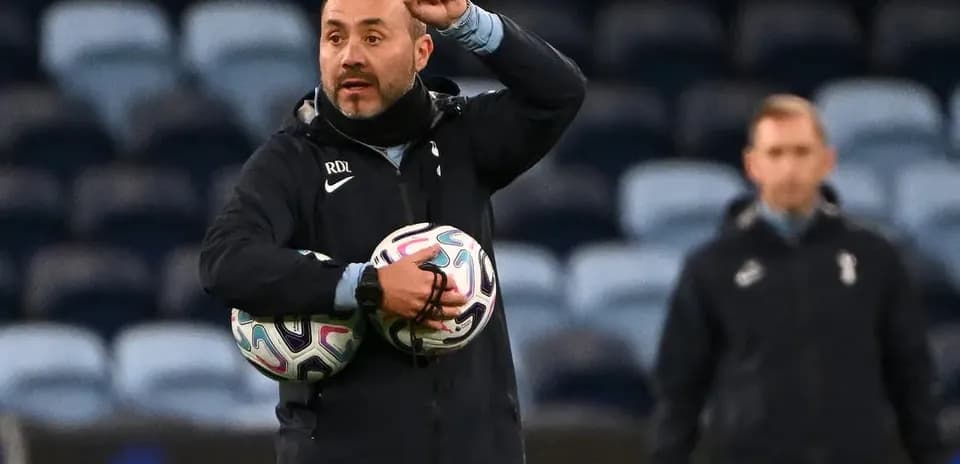 Entrenador con balones durante sesión de entrenamiento