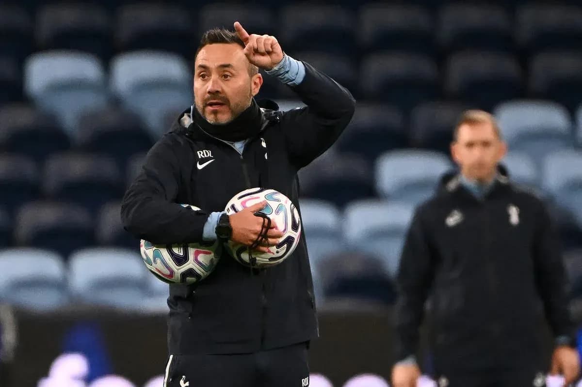 Entrenador con balones durante sesión de entrenamiento