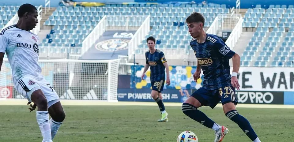 Jugador de Philadelphia Union II driblando a un oponente