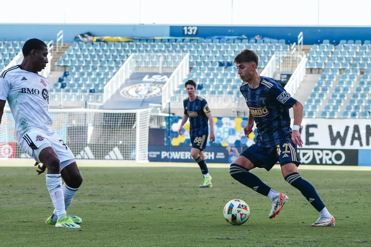 Jugador de Philadelphia Union II driblando a un oponente