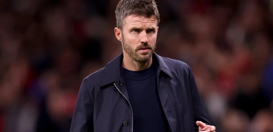 Entrenador en la línea de banda durante el partido