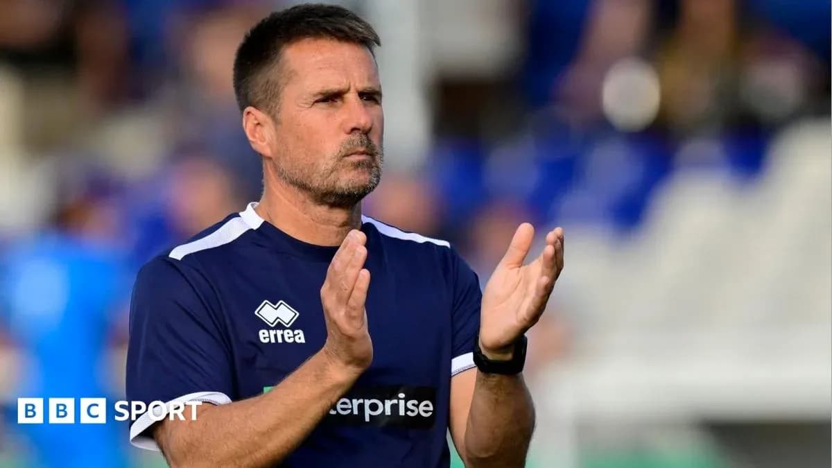 Entrenador aplaudiendo desde la línea de banda