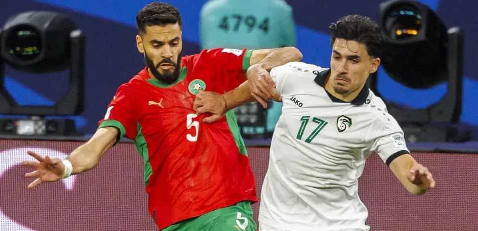 Jugadores de Marruecos y Arabia Saudita luchando por el balón