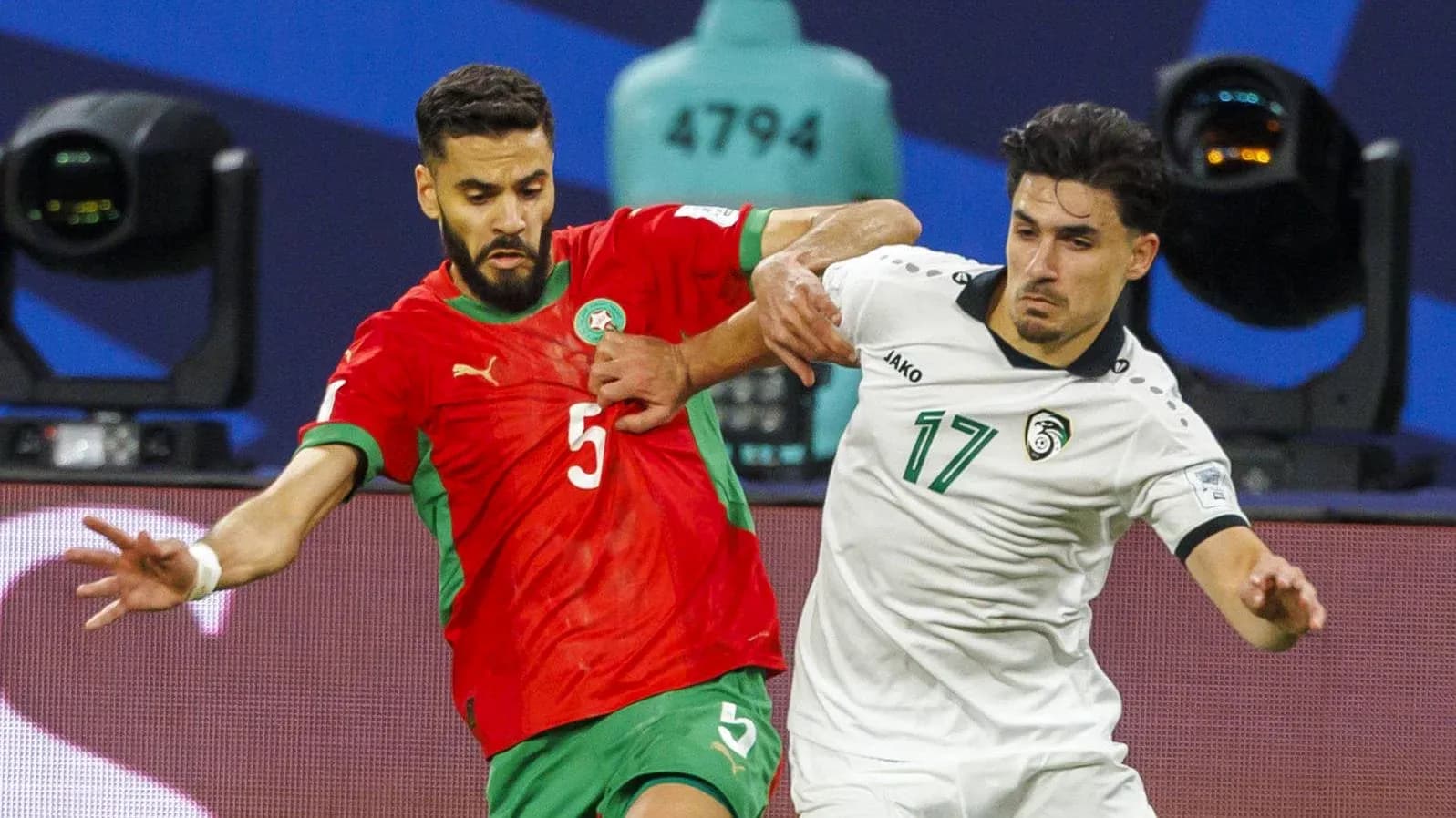 Jugadores de Marruecos y Arabia Saudita luchando por el balón