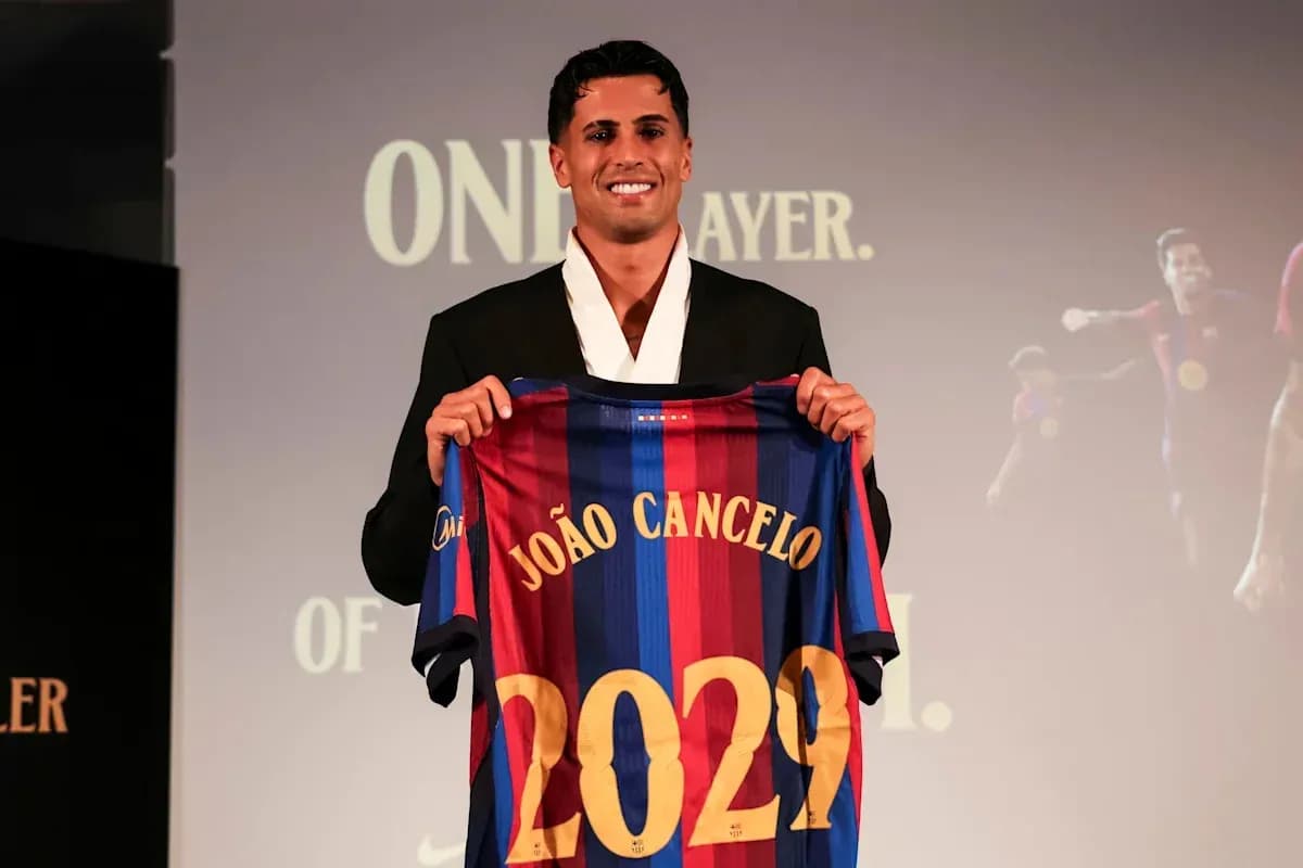 João Cancelo presenta su camiseta del FC Barcelona
