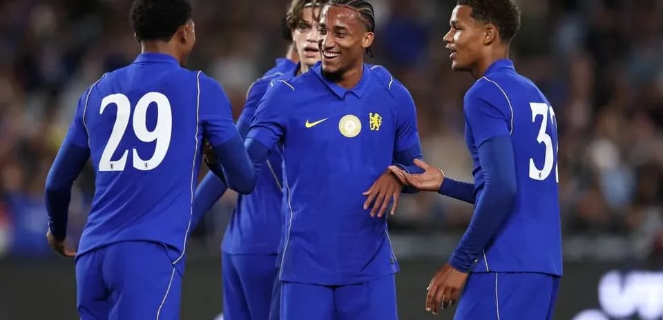 Jugadores de Chelsea celebrando un gol en el campo