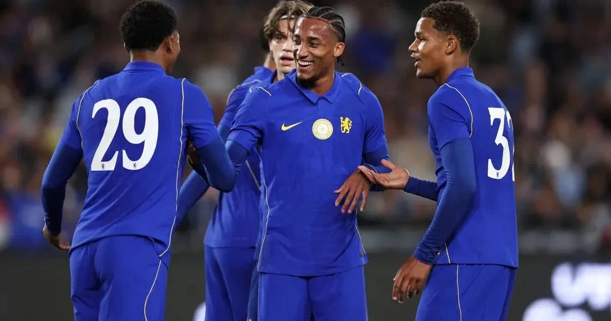 Jugadores de Chelsea celebrando un gol en el campo
