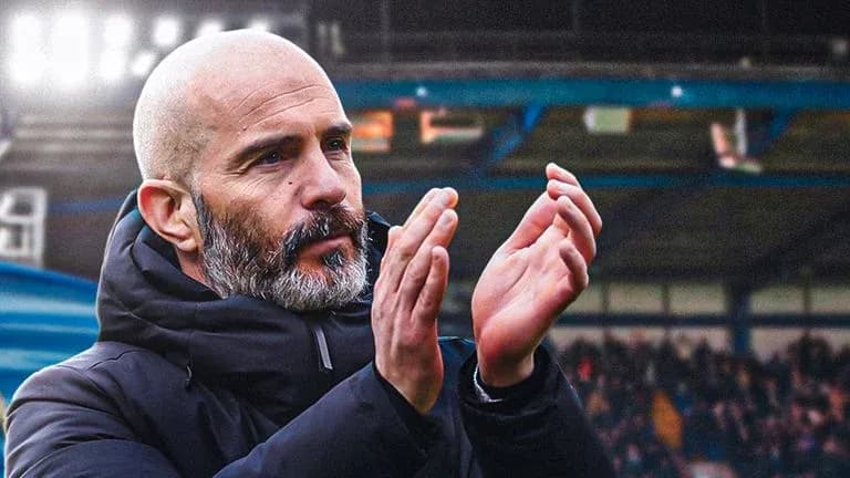 Entrenador aplaudiendo en el estadio durante el partido