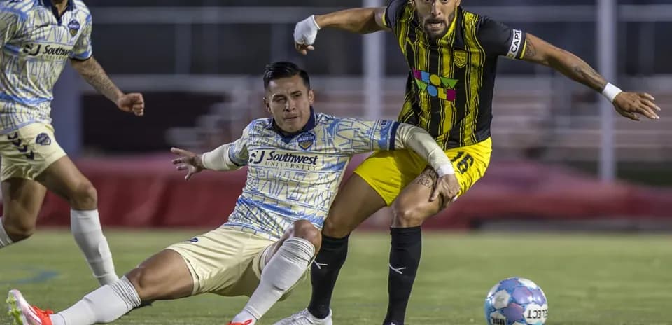 Jugador de New Mexico United luchando por el balón