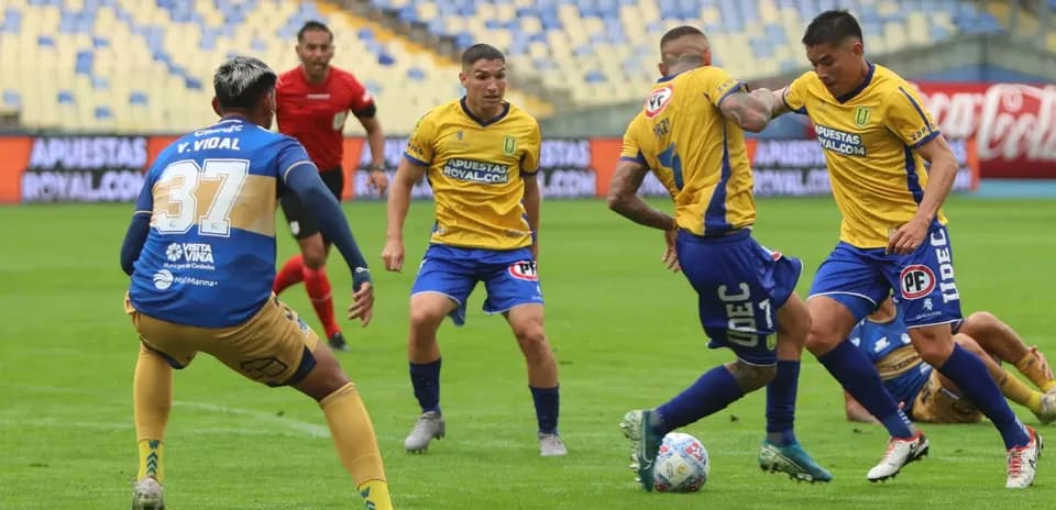 Jugadores de Universidad de Concepción en acción
