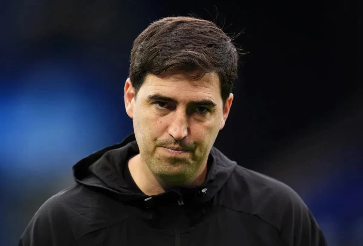 Entrenador en el campo durante un partido