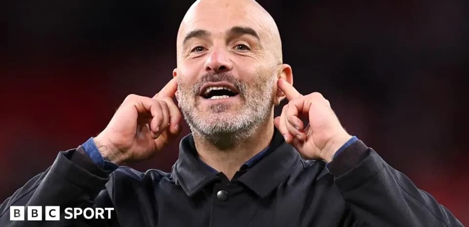 Entrenador tapándose los oídos durante un partido