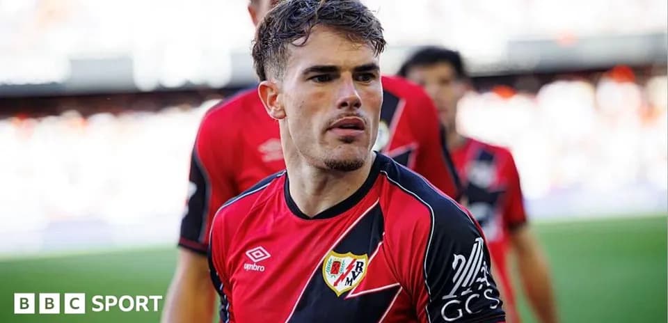 Jugador de Rayo Vallecano en el campo de juego