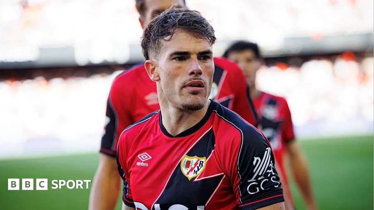 Jugador de Rayo Vallecano en el campo de juego