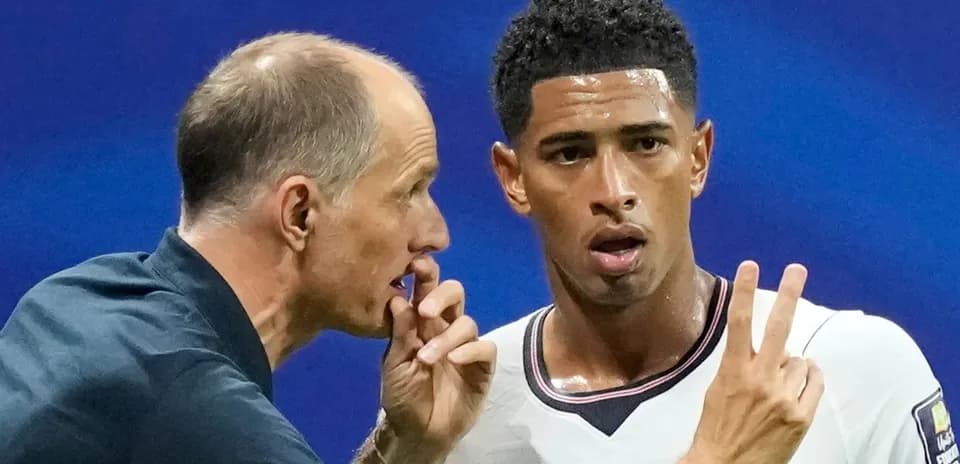 Entrenador conversando con jugador durante el partido
