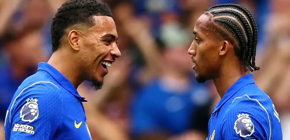 Jugadores sonriendo y conversando en el campo