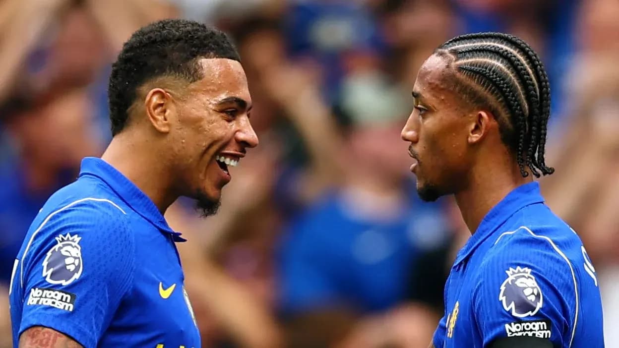 Jugadores sonriendo y conversando en el campo