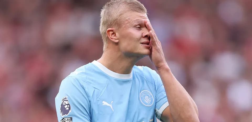Jugador de Manchester City con expresión de frustración