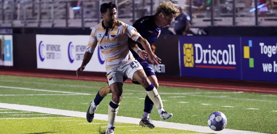 Jugador de Knoxville persigue el balón contra Chattanooga