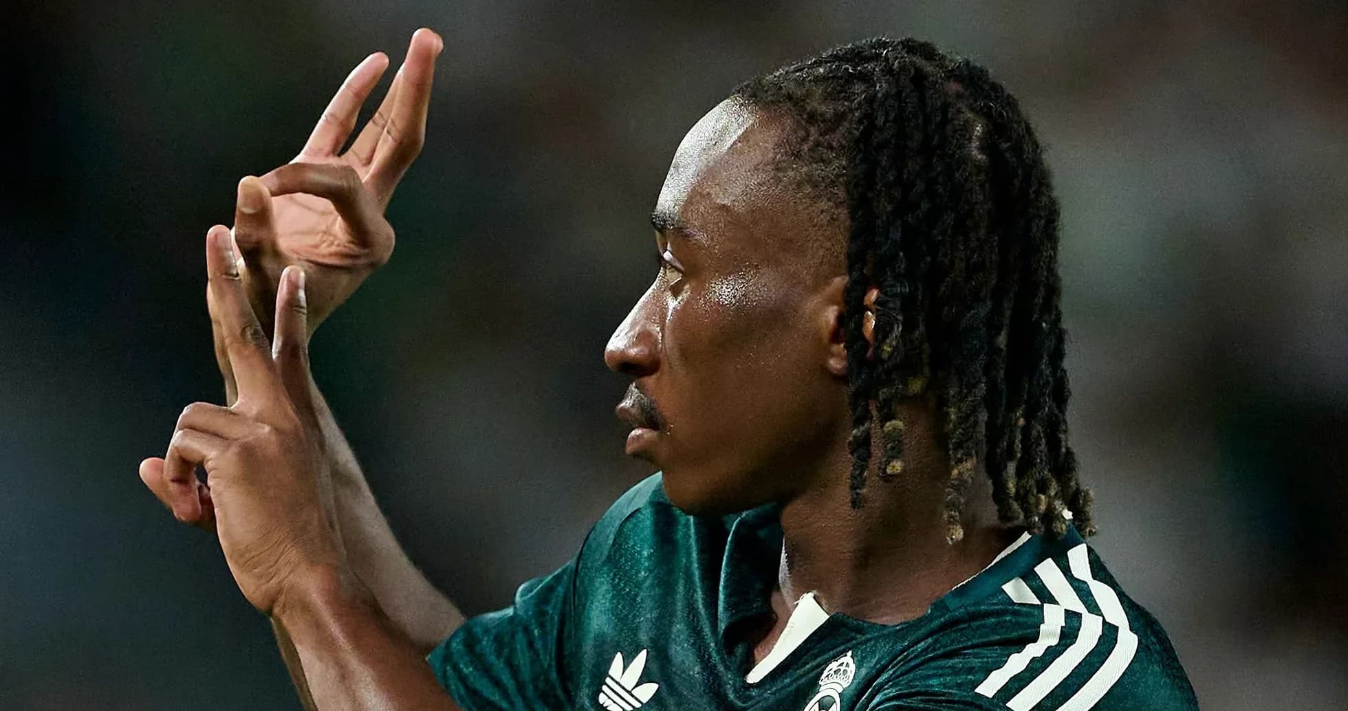 Jugador mostrando señal con las manos durante el partido