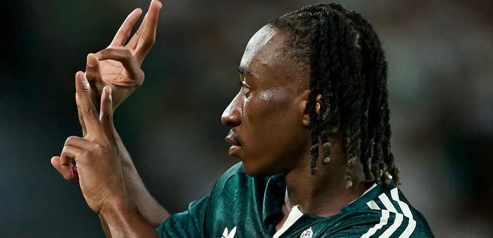 Jugador mostrando señal con las manos durante el partido