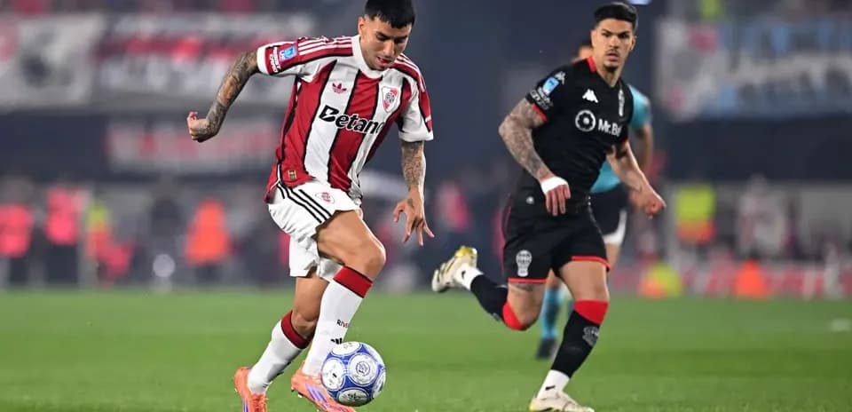 Jugador de River Plate driblando en el partido