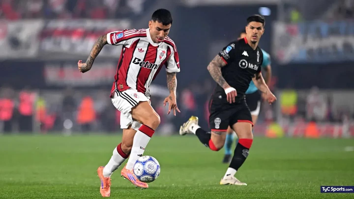Jugador de River Plate driblando en el partido