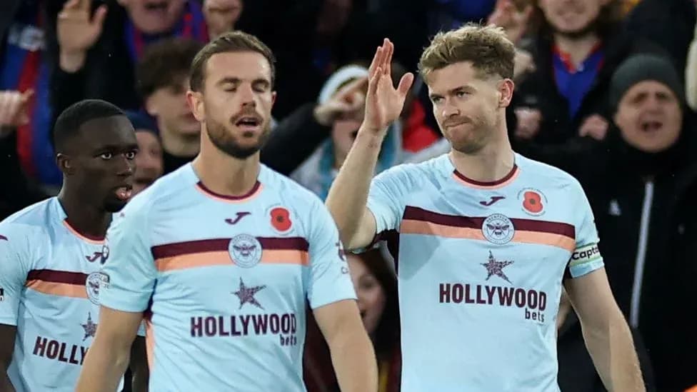 Jugadores de Brentford celebrando un gol en el partido