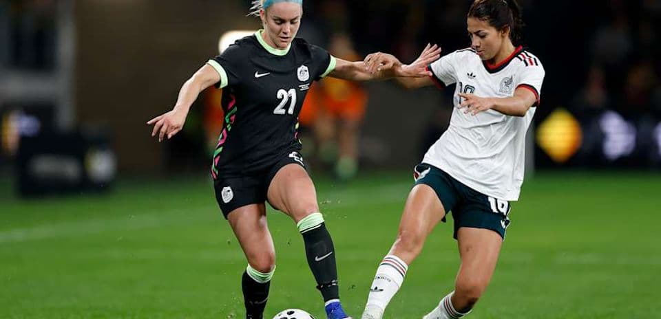 Jugadora de México desafiando a rival en partido