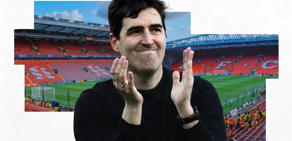 Entrenador aplaudiendo en estadio vacío de Anfield