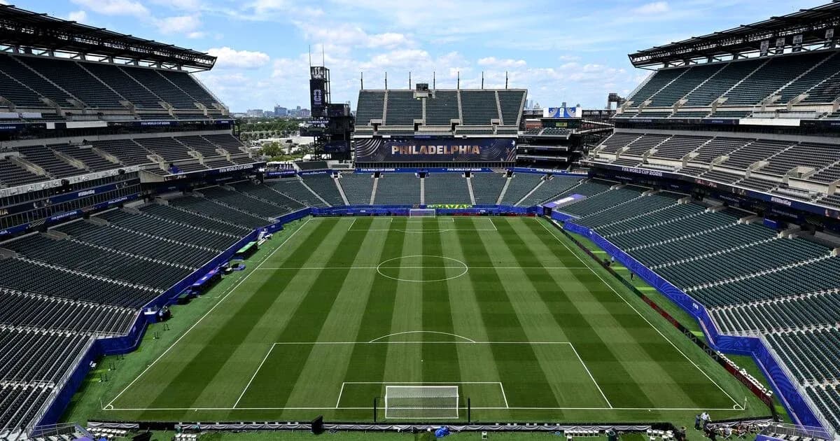 Vista del campo y gradas en estadio de fútbol