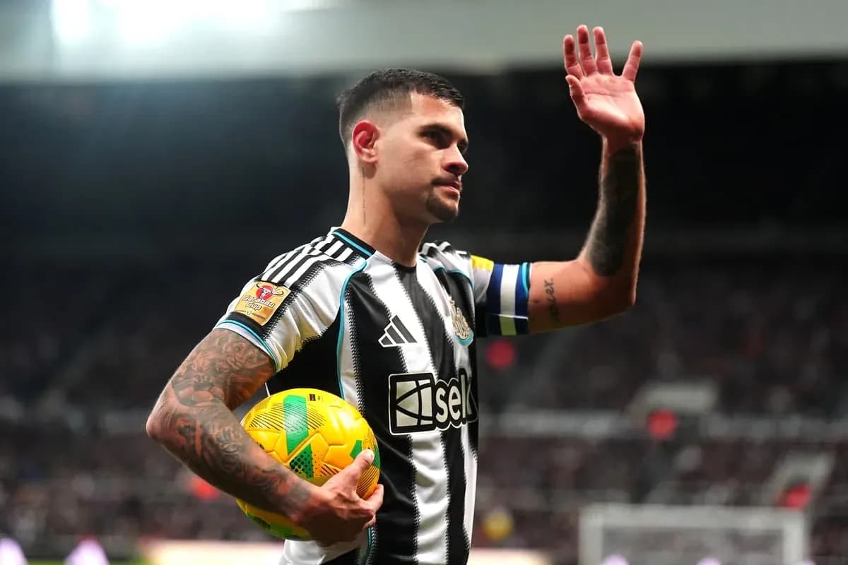 Jugador de Newcastle levantando la mano con balón