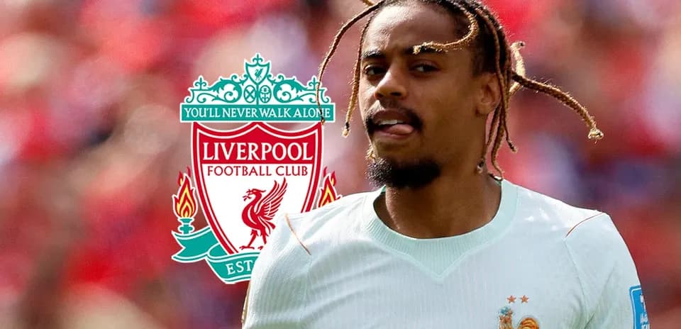 Jugador con camiseta de Francia y logo de Liverpool