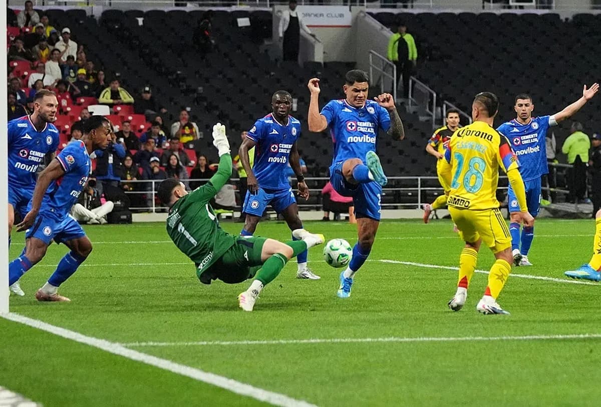 Acción del partido entre Cruz Azul y América