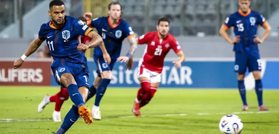 Jugador ejecutando un penalti durante un partido
