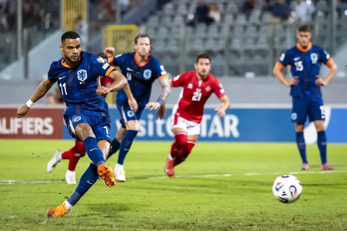 Jugador ejecutando un penalti durante un partido