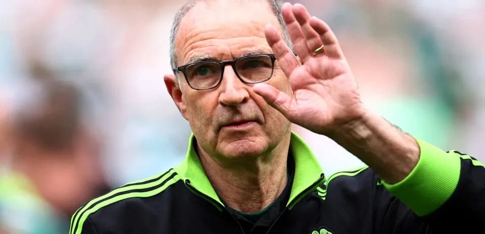 Entrenador saludando a la afición en el estadio