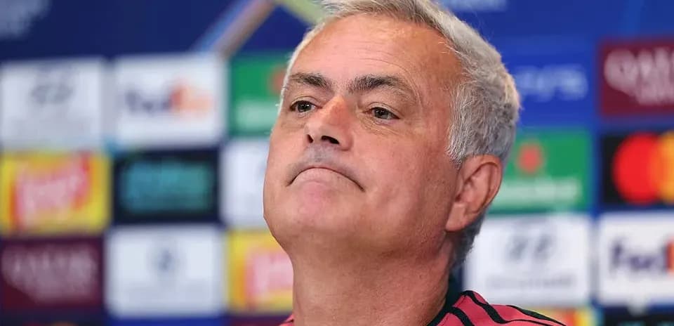 Entrenador en conferencia de prensa de Champions League