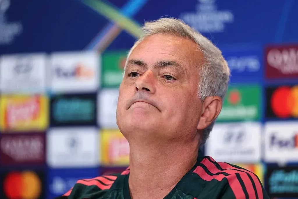 Entrenador en conferencia de prensa de Champions League