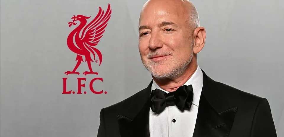Hombre vestido de gala con logo de Liverpool F.C.