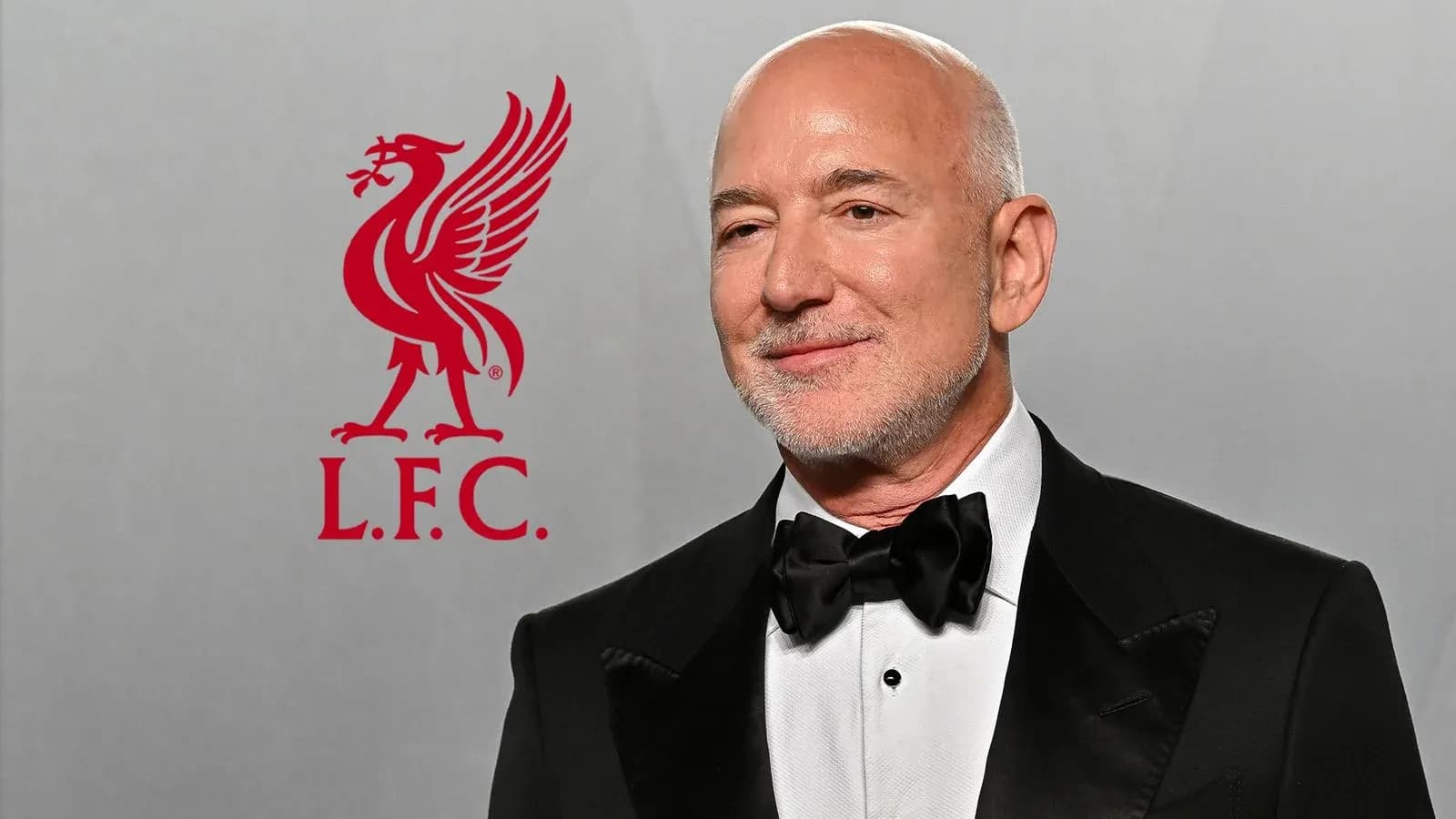 Hombre vestido de gala con logo de Liverpool F.C.