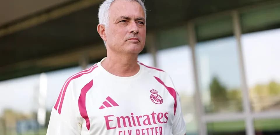 Entrenador con camiseta del Real Madrid en el campo