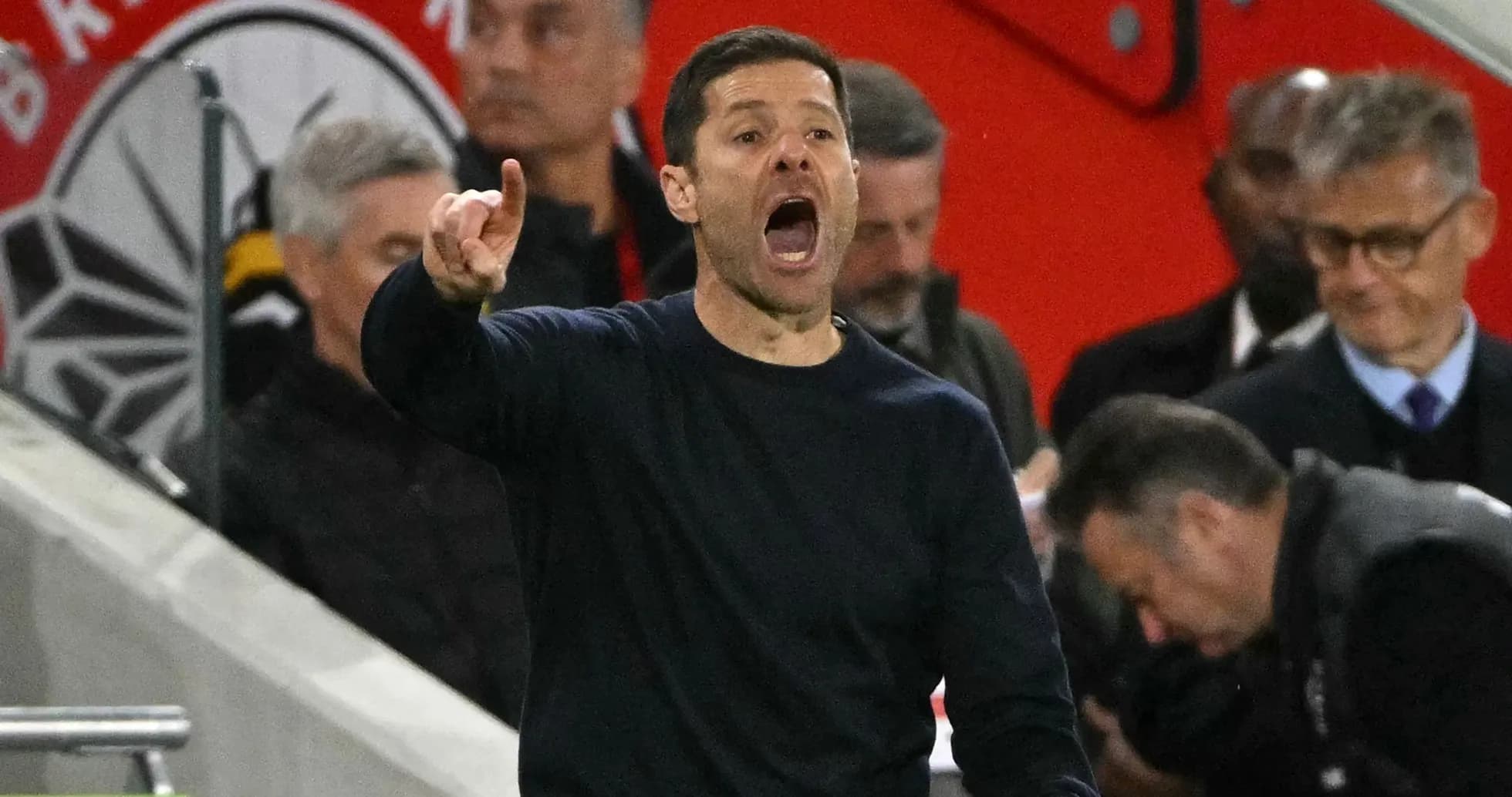 Entrenador dirigiendo a su equipo en el banquillo