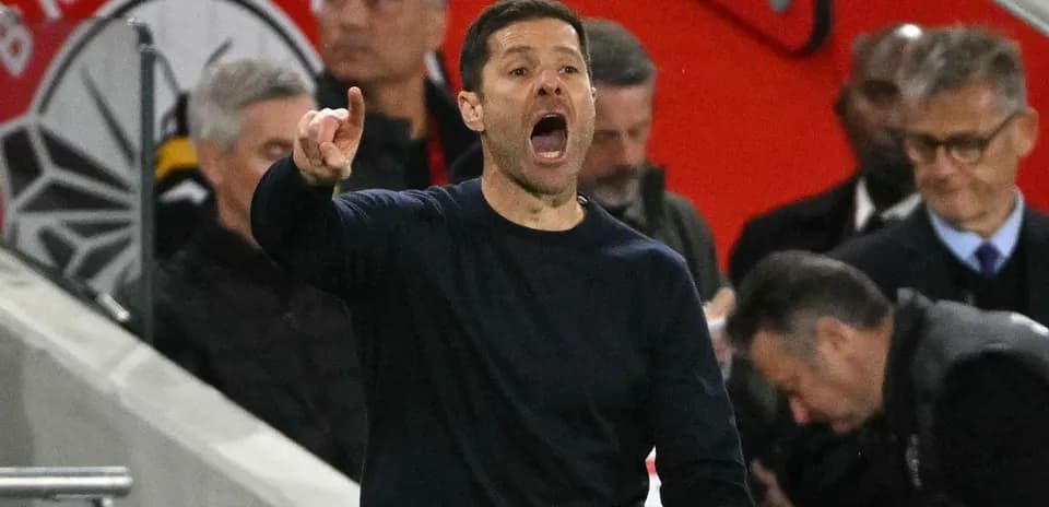 Entrenador dirigiendo a su equipo en el banquillo