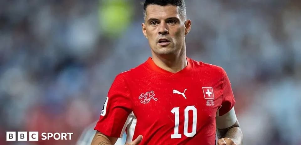 Jugador suizo con camiseta roja durante el partido