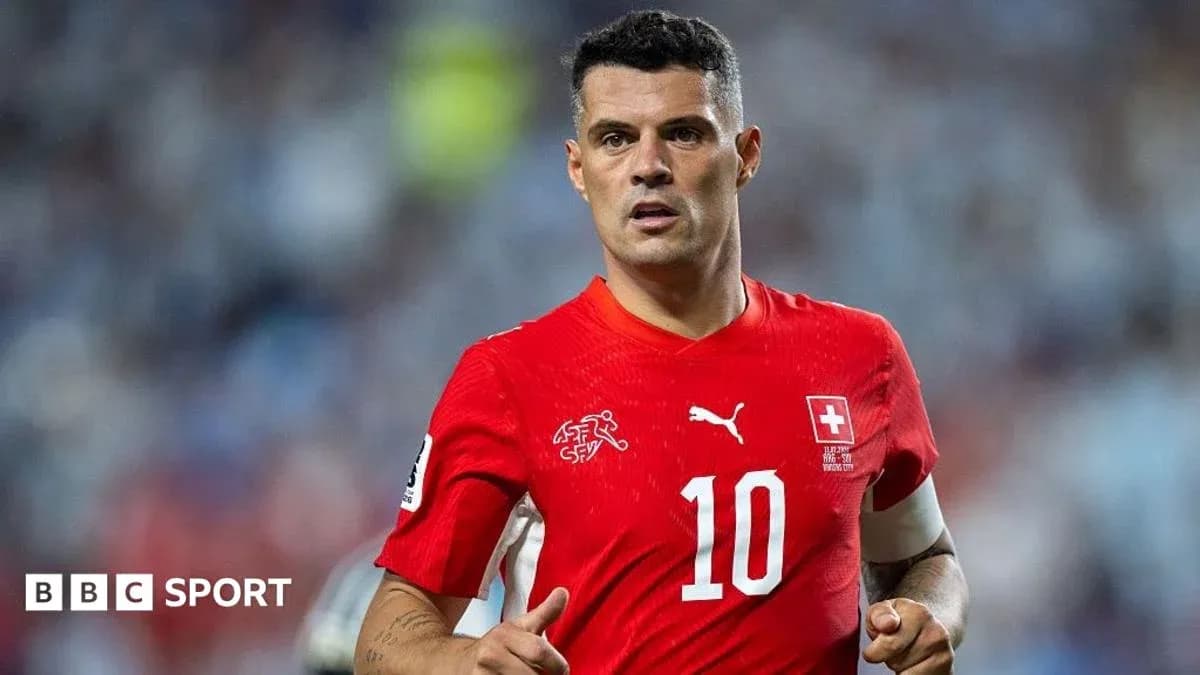 Jugador suizo con camiseta roja durante el partido